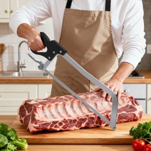 XL Knochensäge von Wiltec beim Zerteilen von Fleisch auf einem Holzbrett.