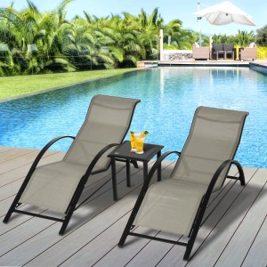 Outsunny Gartenliege Set mit Tisch und 2 grauen Sonnenliegen am Pool.