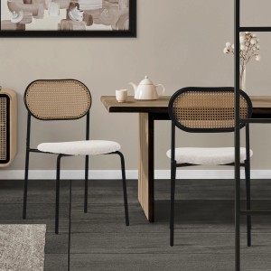 2er Set beige Esszimmerstühle mit Rattan-Lehne und gepolsterter Sitzfläche.