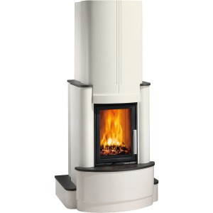 Weißer Haas+Sohn Kaminofen Roma II mit Wärmespeicherbeton und brennendem Feuer.