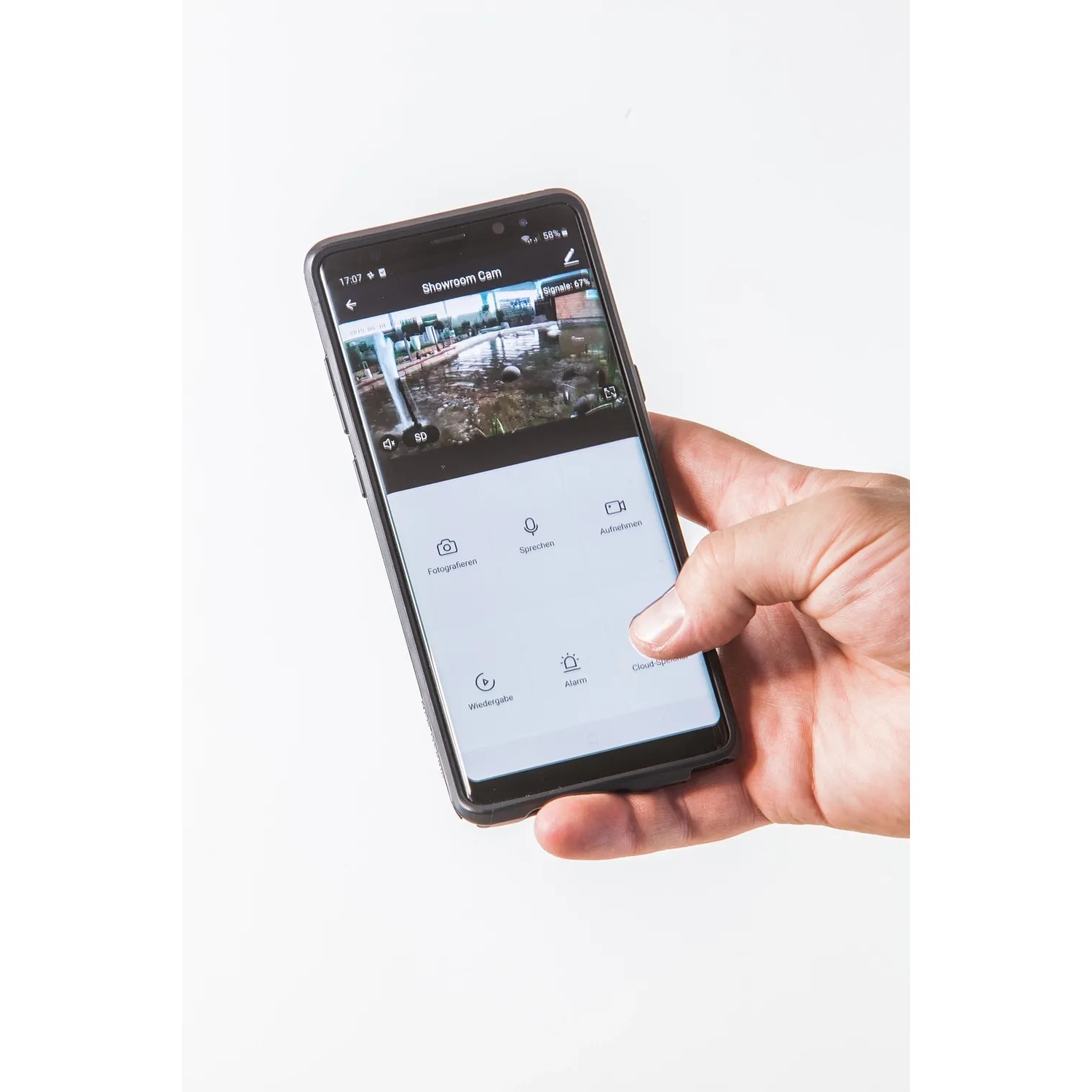 Hand hält Smartphone mit App der Summer Fun Smart Garden Cam. Kameraüberwachung im Garten.