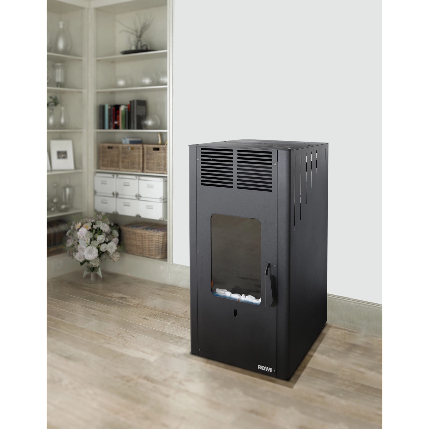 Schwarzer Rowi Gas-Heizofen Blue Flame Caminetto Premium 4,2 kW im Wohnraum.
