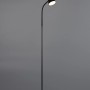 Schwarze LED-Stehlampe Pongo mit flexiblem Arm für optimale Beleuchtung.