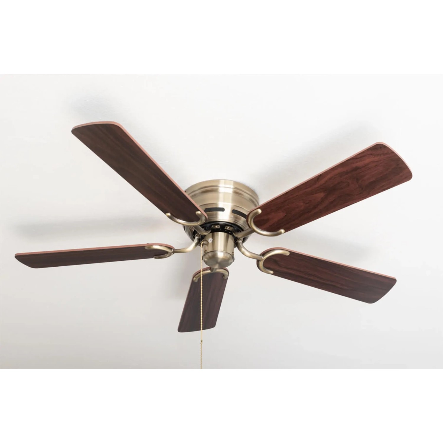Extra flacher Deckenventilator Pepeo Kisa Deluxe, Messing Antik mit Holzflügeln in Eiche/Walnuss.