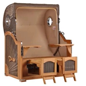 GarWoh Strandkorb Rantum Teak mit grauem PE-Geflecht und Bullaugen.