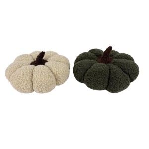 Zwei Boltze Deko-Kürbisse, beige und dunkelgrün, mit flauschiger Oberfläche und braunem Stiel. Herbstliche Dekoration.