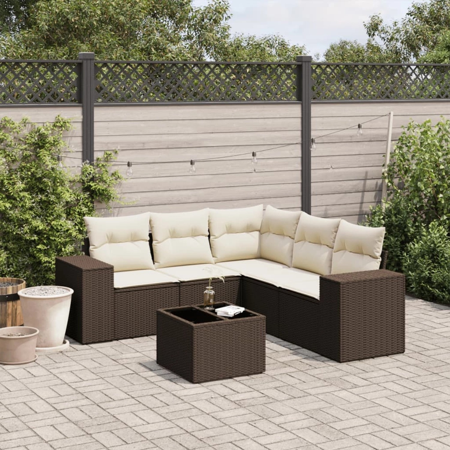 Braune 6-tlg. vidaXL Garten-Sofagarnitur aus Rattan mit cremefarbenen Kissen und Tisch.