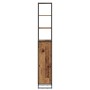 Schlanker Bad-Hochschrank im Industrial Design mit dunklem Metallrahmen, Altholz-Optik, offenen Regalen und Tür.