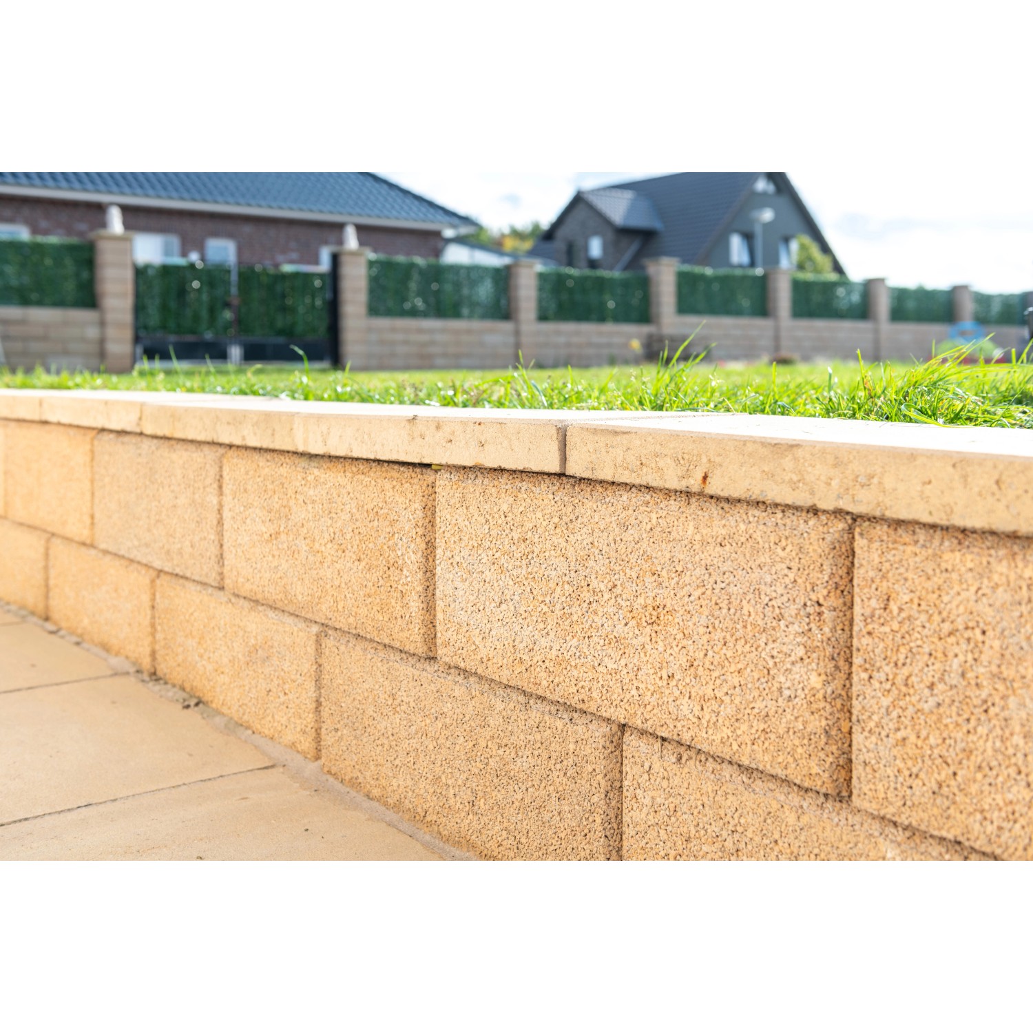 Diephaus Canta Mauer mit Abdeckplatte in Sandstein, 50x33x5 cm. Ideal für Mauersysteme und Einfassungen.