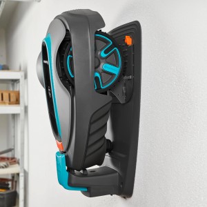 Gardena Wandhalterung mit Sileno Mähroboter für platzsparende Aufbewahrung.