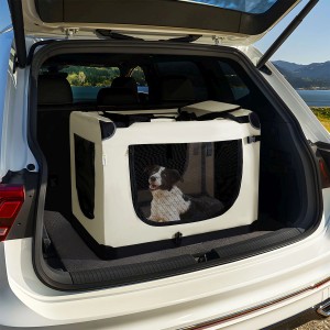 Beige Juskys Hundetransportbox Lassie XL im Kofferraum eines Autos mit Hund.
