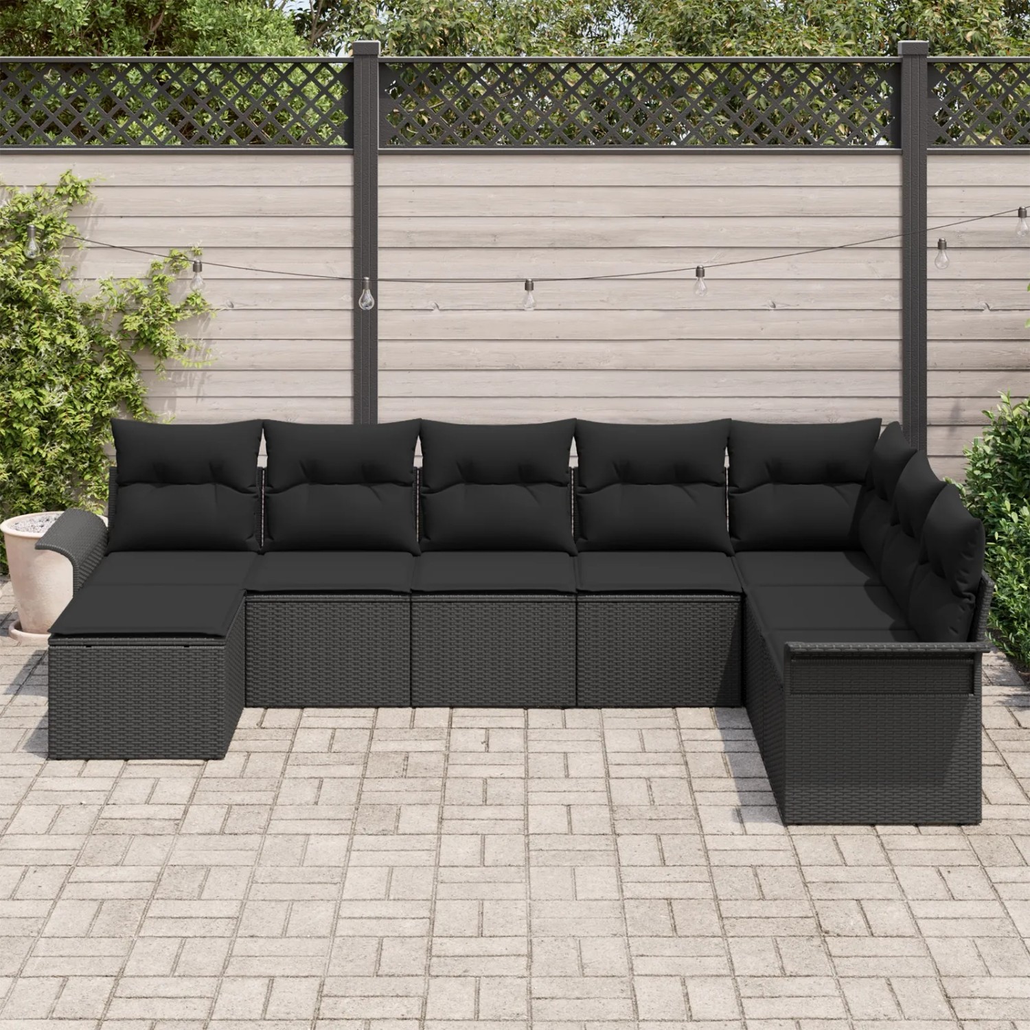 Schwarzes 8-teiliges vidaXL Garten-Sofa-Set aus Poly Rattan mit Kissen.