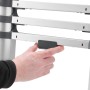 Detailaufnahme: Hand bedient Entriegelung der Hailo FlexLine Teleskopleiter aus Aluminium.