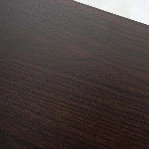 Detailaufnahme: Dunkelbraune MCW Wandgarderobe A27 mit 3D-Struktur.