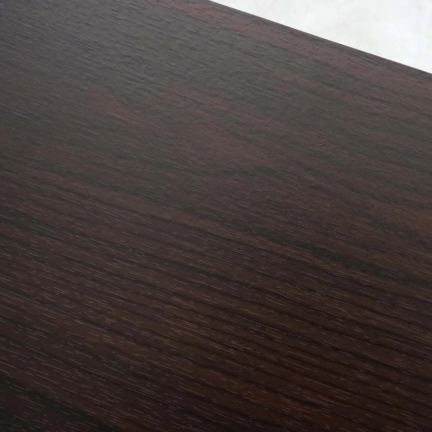 Detailaufnahme: Dunkelbraune MCW Wandgarderobe A27 mit 3D-Struktur.