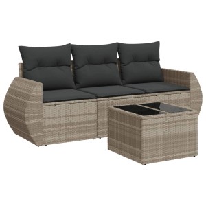 Hellgraue 4-tlg. Garten-Sofagarnitur aus Polyrattan mit dunklen Kissen und Tisch mit Glasplatte.