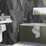 Badezimmer mit Rasch Vliestapete African Queen III mit Blättern in Nachtblau.