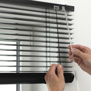 Schwarze Gardinia Aluminium Jalousie (40x175 cm) mit Bedienung per Schnurzug und Wendestab.