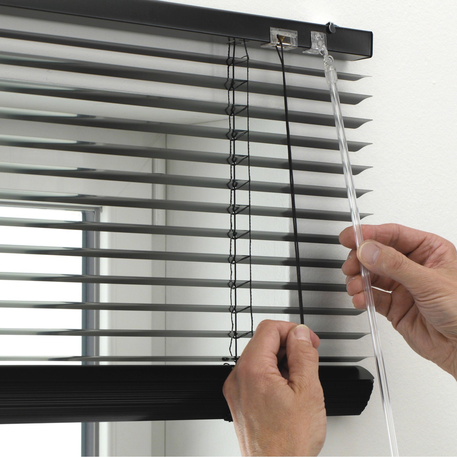 Schwarze Gardinia Aluminium Jalousie (40x175 cm) mit Bedienung per Schnurzug und Wendestab.