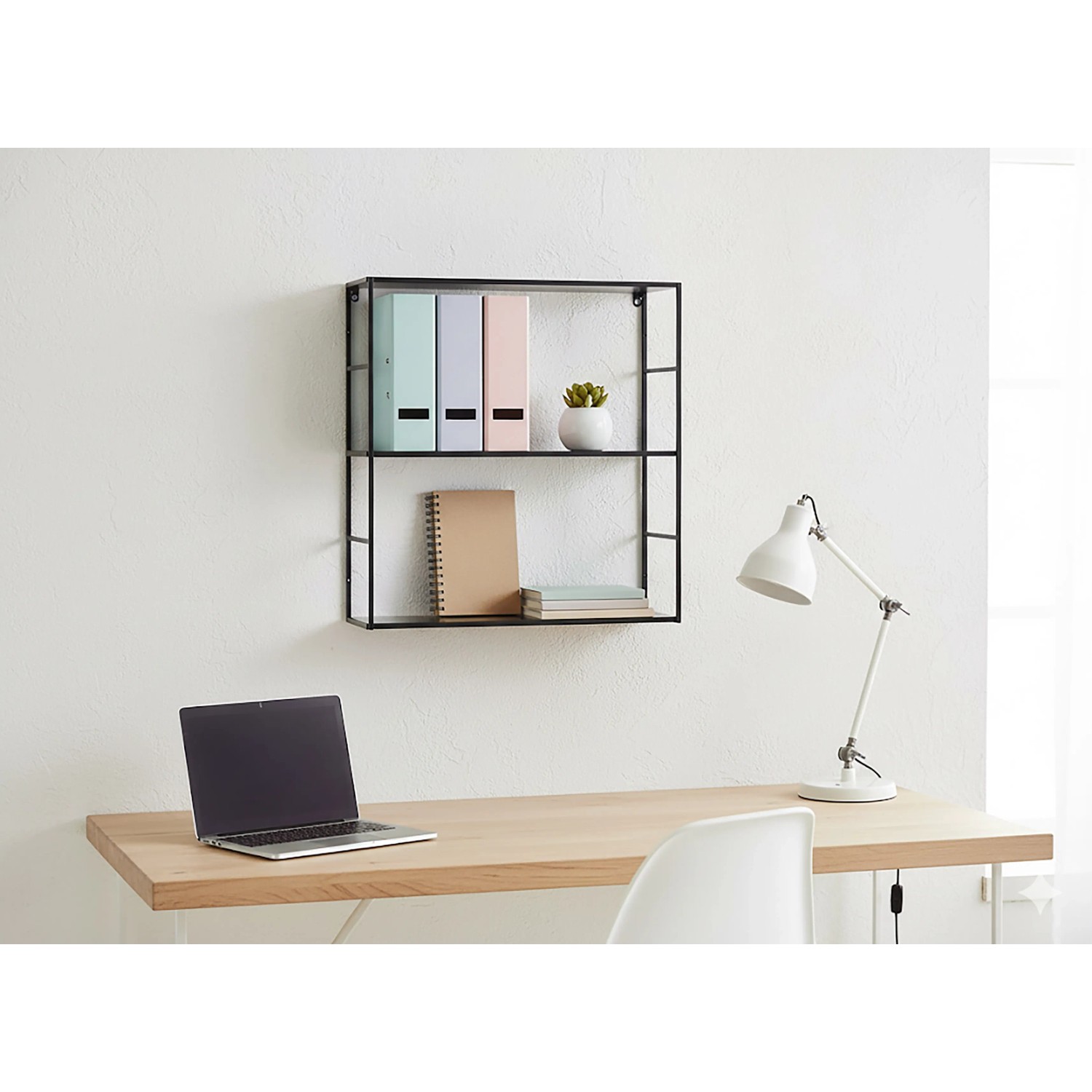 Schwarzes Metall-Regal Pinnock 60x60x20cm an der Wand mit Ordnern und Deko.
