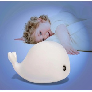 X4-Life LED-Nachtlicht Wal, 15 cm, mit Kind im Hintergrund. Sanftes Licht für Kinderzimmer.
