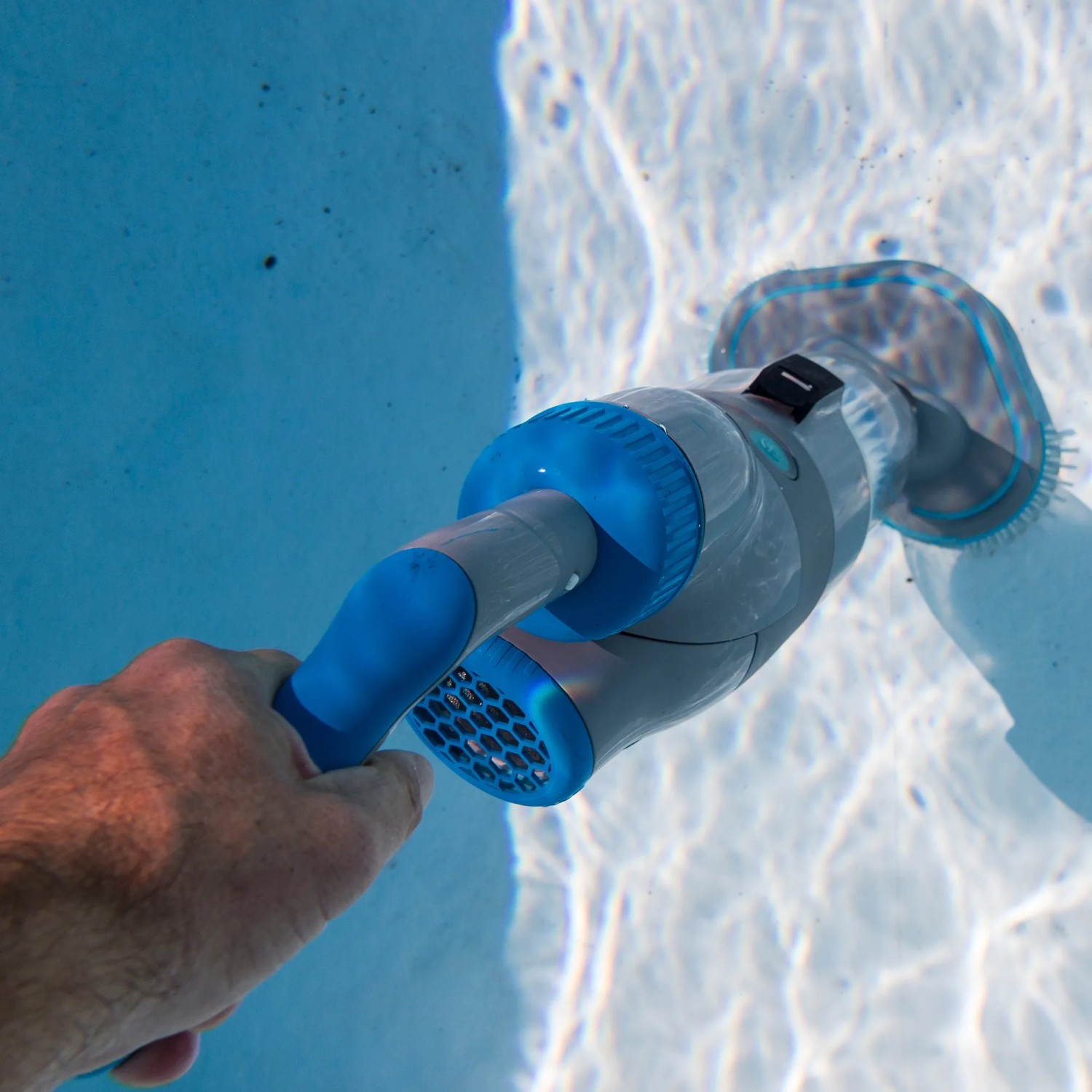 Gre Akku-Poolsauger Action Vac im Einsatz unter Wasser. Kabelloser Poolsauger für Becken und Spa.