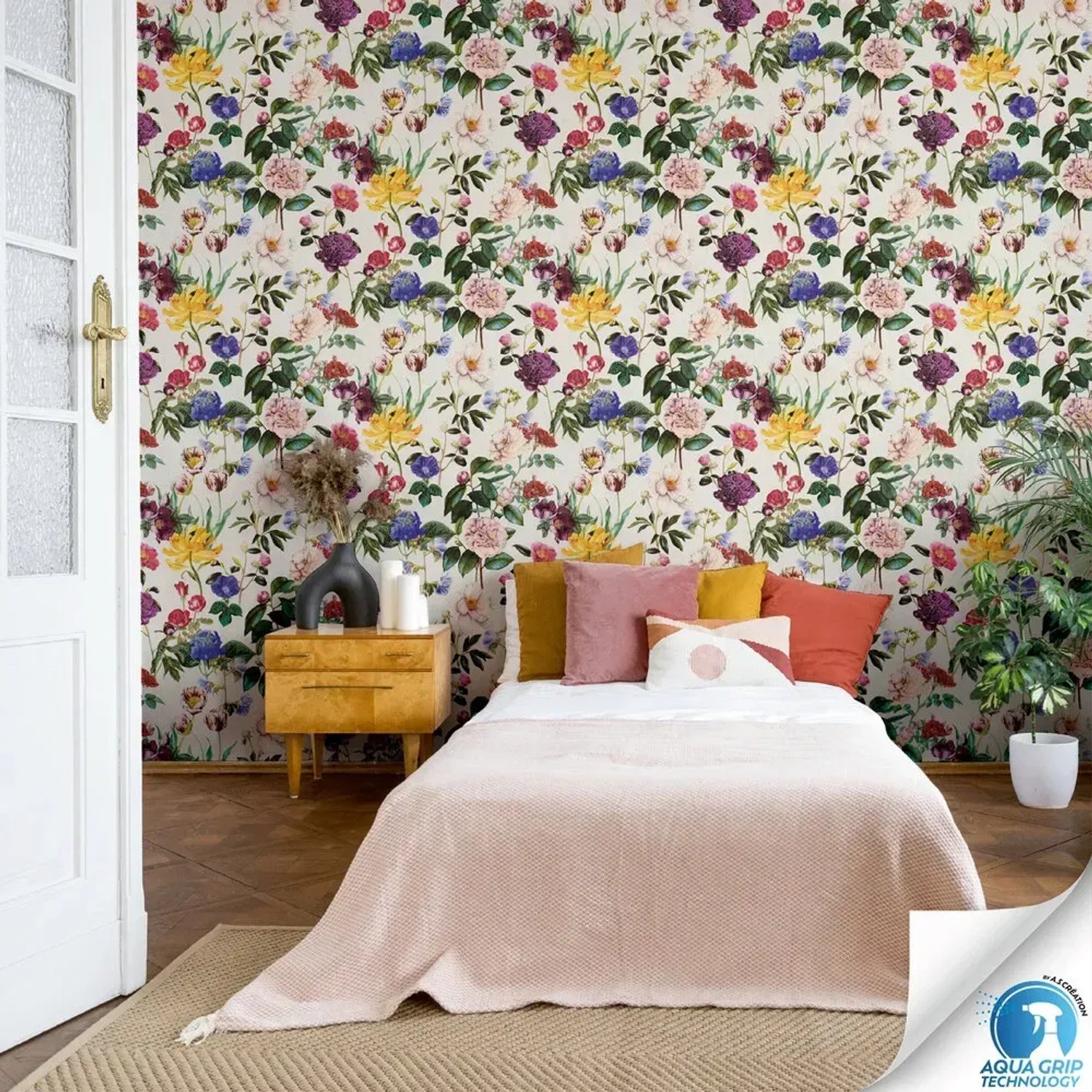 A.S. Création Vliestapete Floral in Bunt/Beige im Raum, florales Muster mit Gelb-, Blau- und Rottönen.