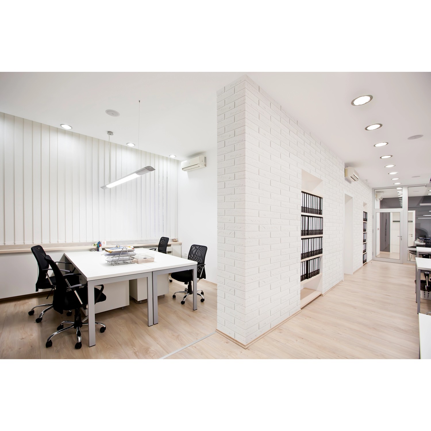 Elabrick Eckverblender Alaska, weiße Verblender-Ecke im modernen Büro.