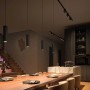 Schwarze Philips Hue Perifo LED-Pendelleuchte, 3-flammig, über Esstisch in moderner Küche.