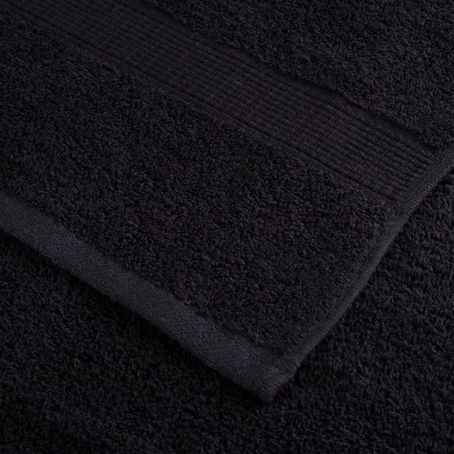 Detailaufnahme: Schwarzes, flauschiges Handtuch aus dem 8-teiligen Premium-Set aus Baumwolle.