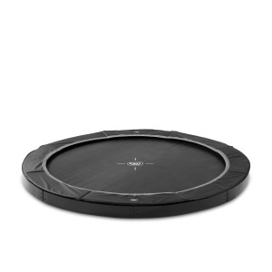 Schwarzes Exit InTerra Bodentrampolin, Ø 366 cm, ebenerdig im Garten.
