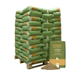 Palette mit 65 grünen STROY Strohgranulat Einstreu Säcken (15kg) für Kleintiere, daneben offener Sack mit Granulat.