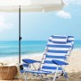 Blau-weiß gestreifter Songmics Strandstuhl mit Kopfstütze unter einem Sonnenschirm am Strand.
