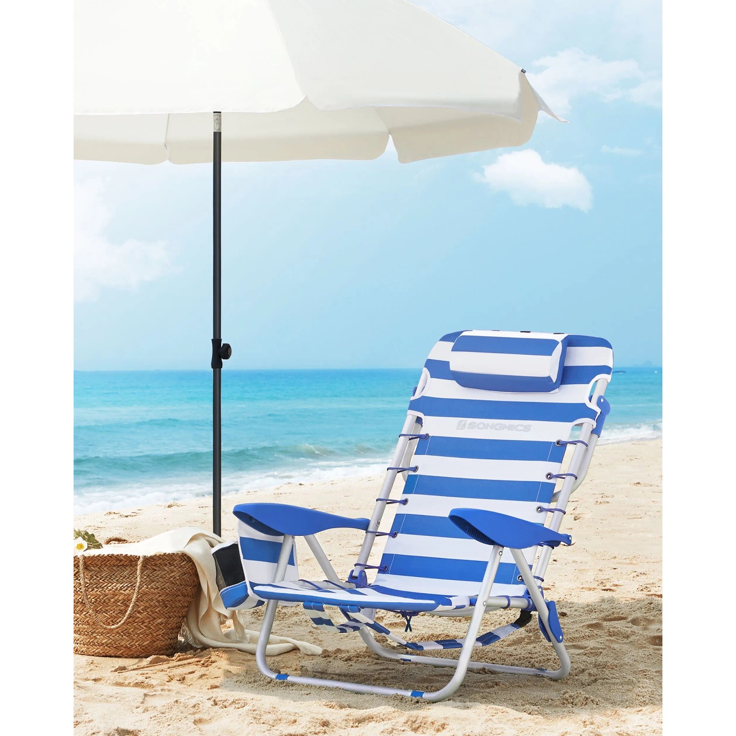 Blau-weiß gestreifter Songmics Strandstuhl mit Kopfstütze unter einem Sonnenschirm am Strand.