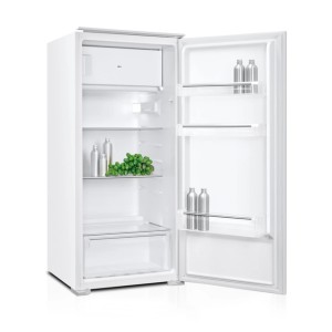 Weißer Wolkenstein Einbaukühlschrank mit Gefrierfach, Tür geöffnet, mit Lebensmitteln befüllt.