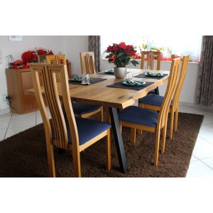 Esstisch mit Wildeiche Massivholz Tischplatte mit Baumkante und Stühlen im Esszimmer.