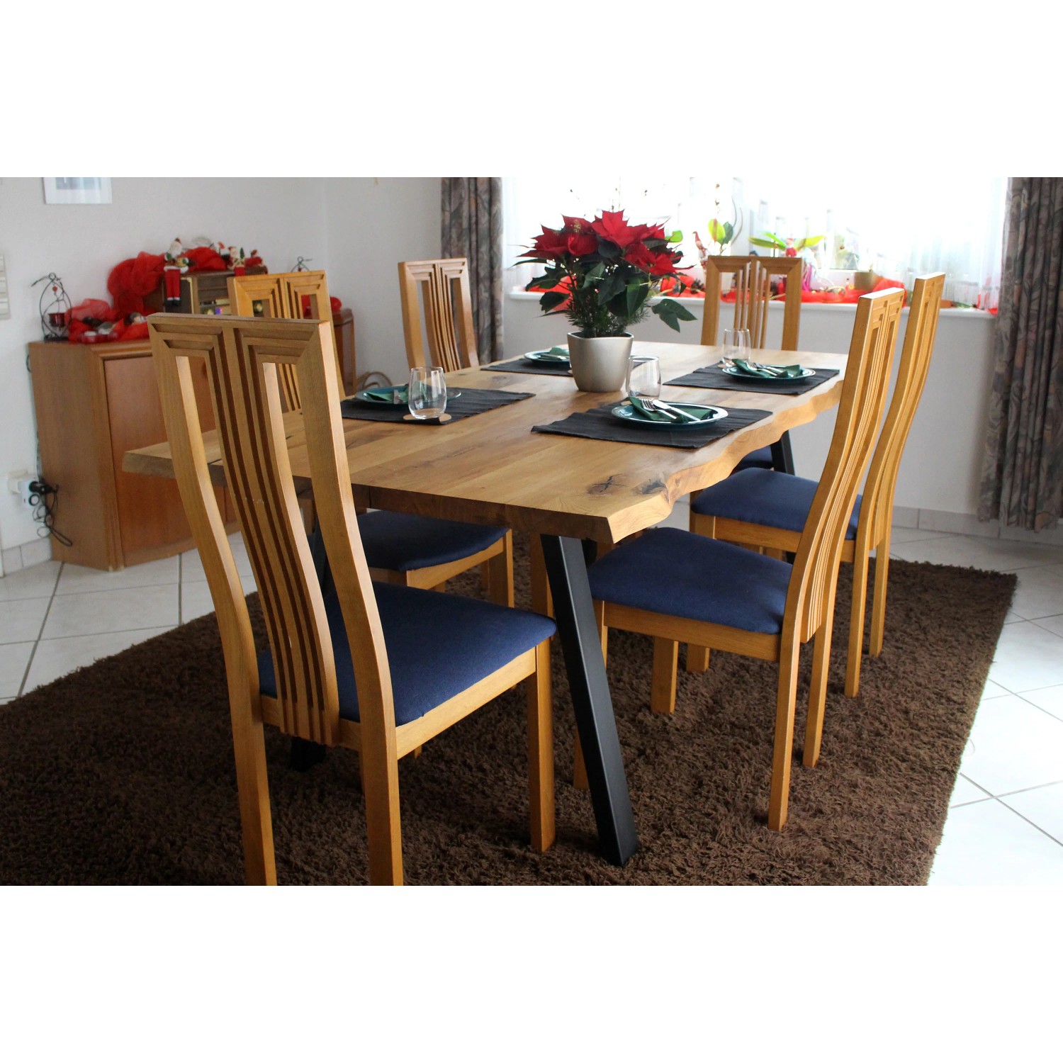 Esstisch mit Wildeiche Massivholz Tischplatte mit Baumkante und Stühlen im Esszimmer.