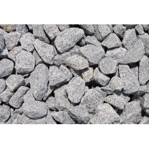 Nahaufnahme von Granitbruch Salz-Pfeffer, 25-50 mm, Zierkies für Garten- und Landschaftsbau.