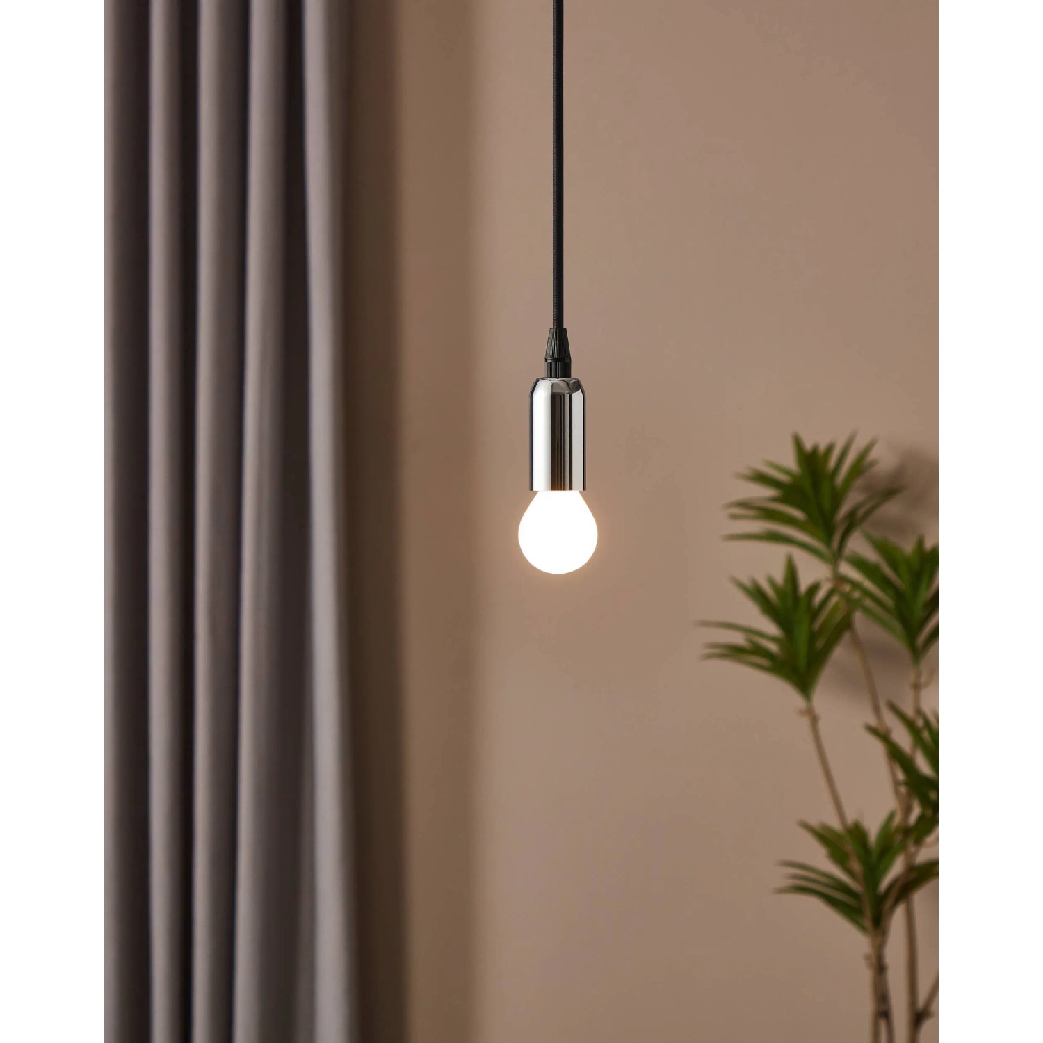 Eglo E14 LED Leuchtmittel in Globeform, 4,5 W, warmweißes Licht, dimmbar.