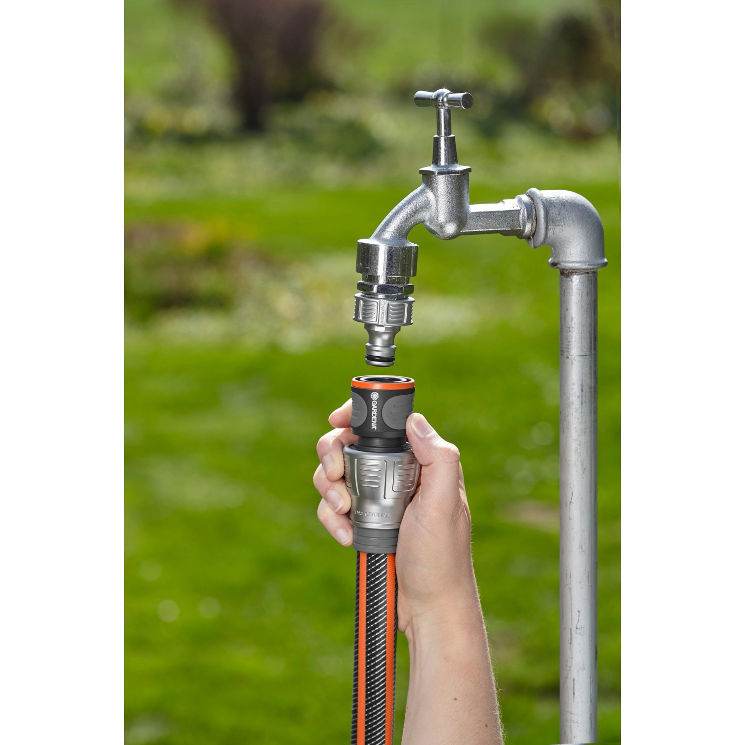Gardena Premium Schlauchverbinder 19 mm (3/4'') wird an einen Wasserhahn angeschlossen.