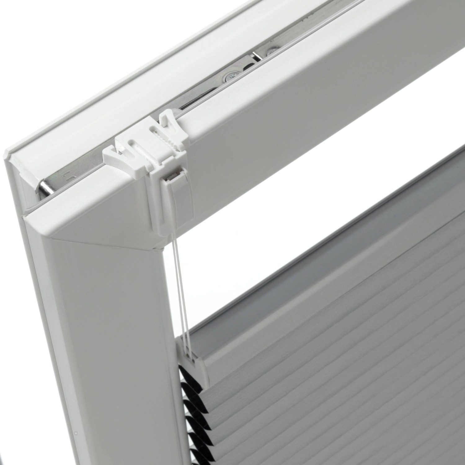 Detailaufnahme: Weißer Schöner Wohnen Falzklemmträger am Plissee im Fensterrahmen.