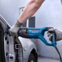 Bosch Professional GSA 12-30 Säbelsäge im Einsatz beim Schneiden eines Autoteils.