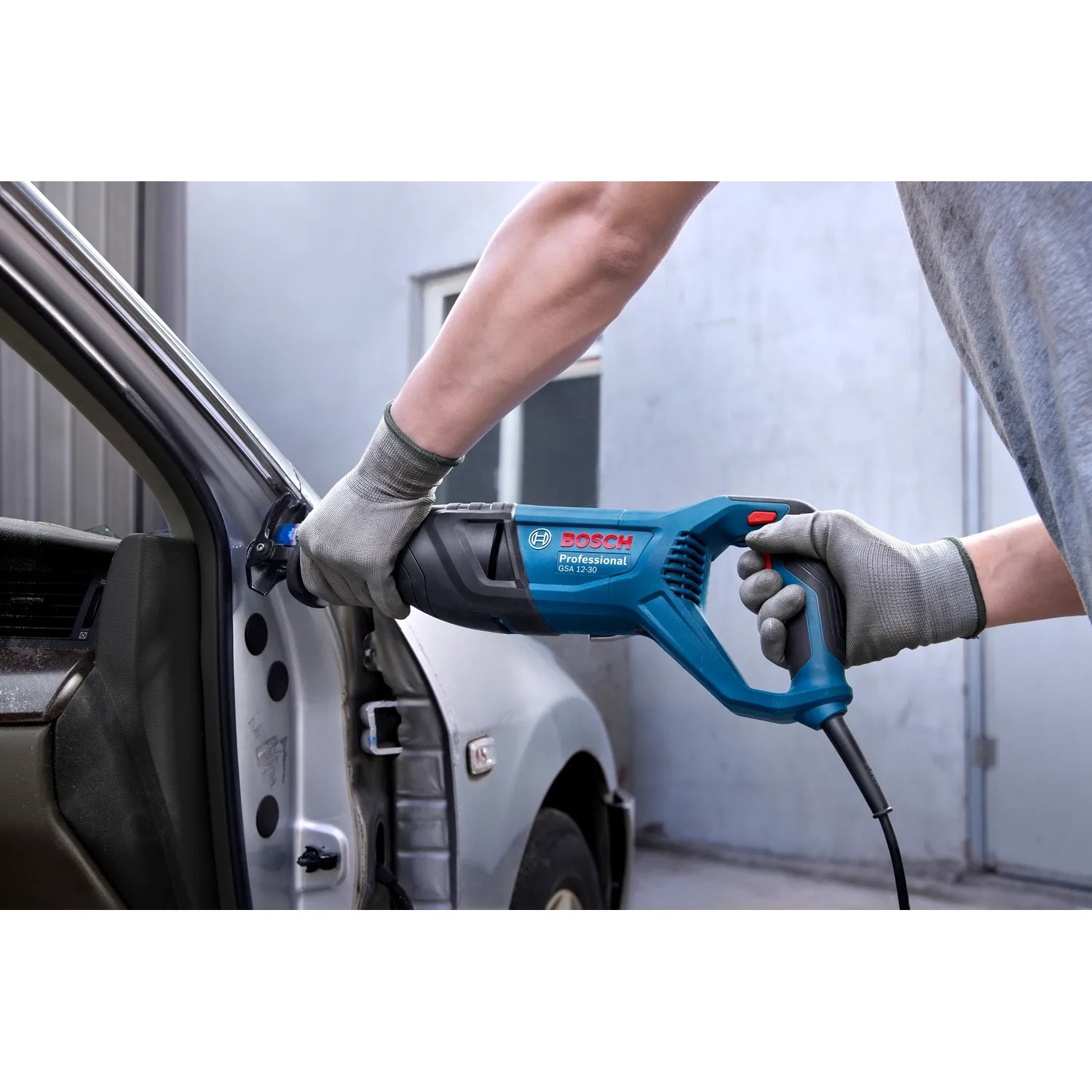 Bosch Professional GSA 12-30 Säbelsäge im Einsatz beim Schneiden eines Autoteils.