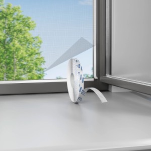 tesa® Insect Stop Klettband Premium Rolle am Fenster zur Fliegengitter-Befestigung.