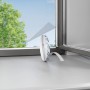 tesa® Insect Stop Klettband Premium Rolle am Fenster zur Fliegengitter-Befestigung.