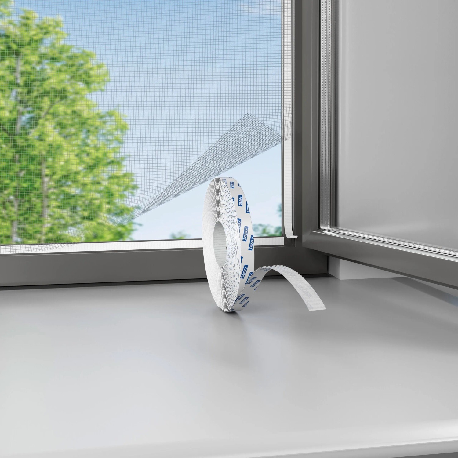 tesa® Insect Stop Klettband Premium Rolle am Fenster zur Fliegengitter-Befestigung.