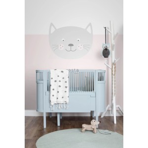 ESTAhome Wandtattoo Tierköpfe in Hellgrau über Kinderbett im Kinderzimmer.