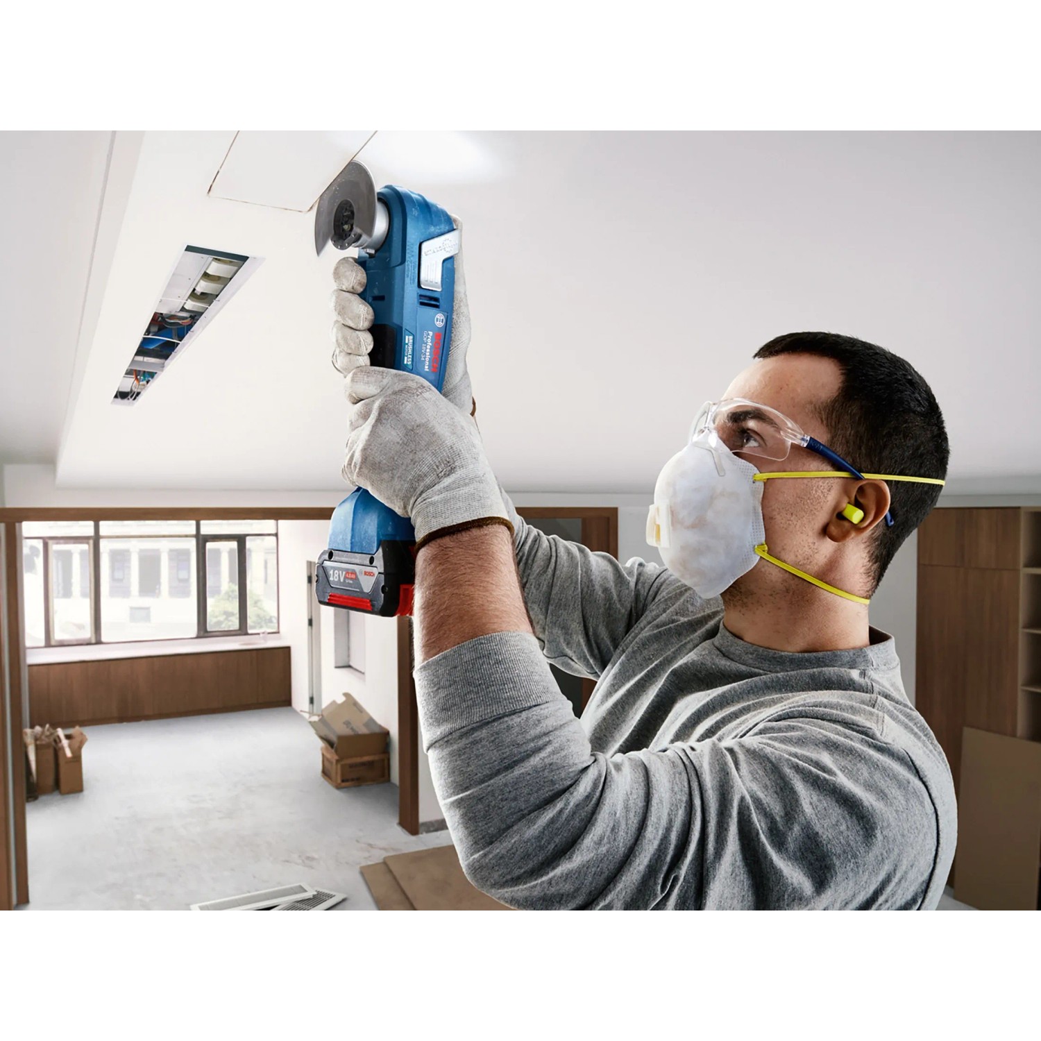 Bosch Professional GOP 18V-34 Akku-Multicutter in Aktion beim Sägen einer Decke.