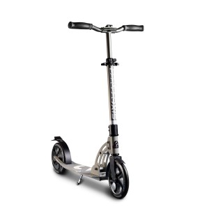 Grauer Six Degrees Aluminium Scooter mit Klappmechanismus und Ständer.