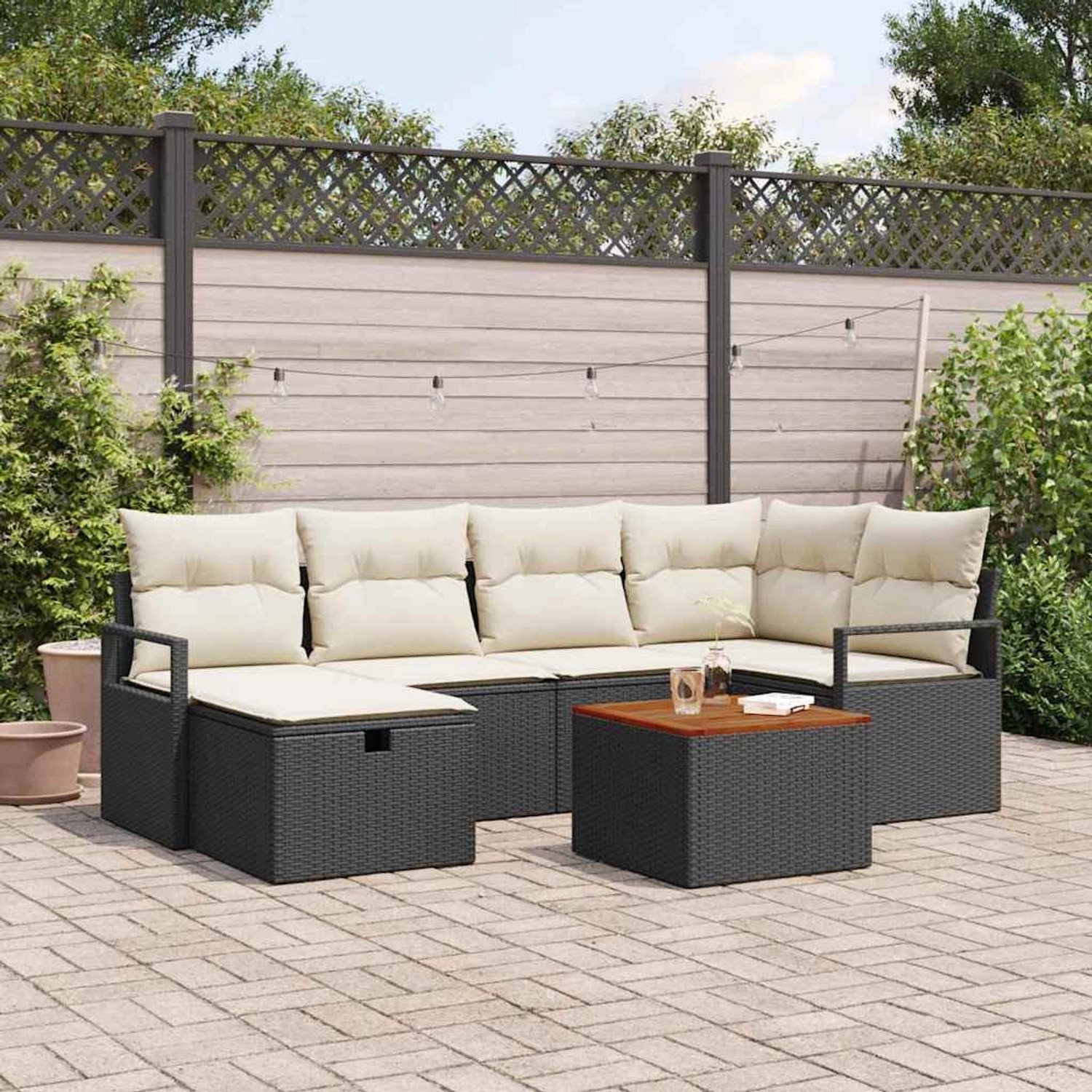 Schwarzes 7-teiliges vidaXL Garten-Sofa-Set aus Poly Rattan mit Kissen.